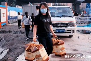 中秋慰问宿舍员工