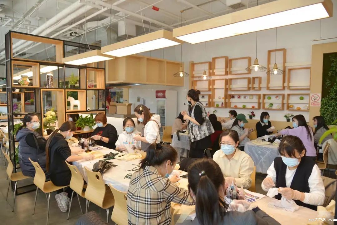 华录集团北京工会开展“艺术扎染”手工制作活动
