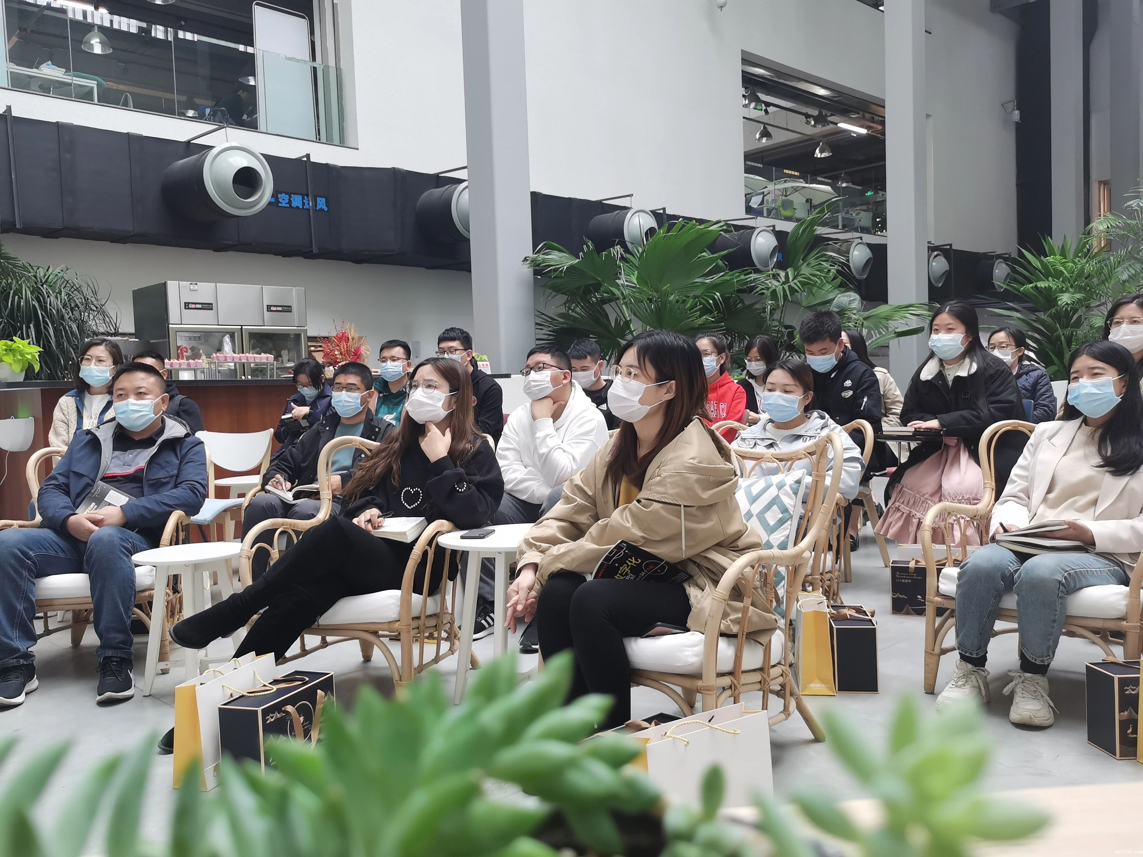 华录集团北京工会开展“践行忠诚 创新思维 赢动未来”主题系列读书活动